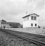 154717 Afbeelding van het seinhuis bij het N.S.-station Kesteren-Rhenen te Kesteren.